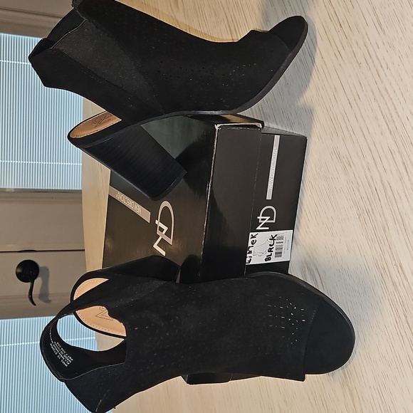 New Directions Black Peep-Toe Ankle Booties Sz 10 - Picture 1 of 6